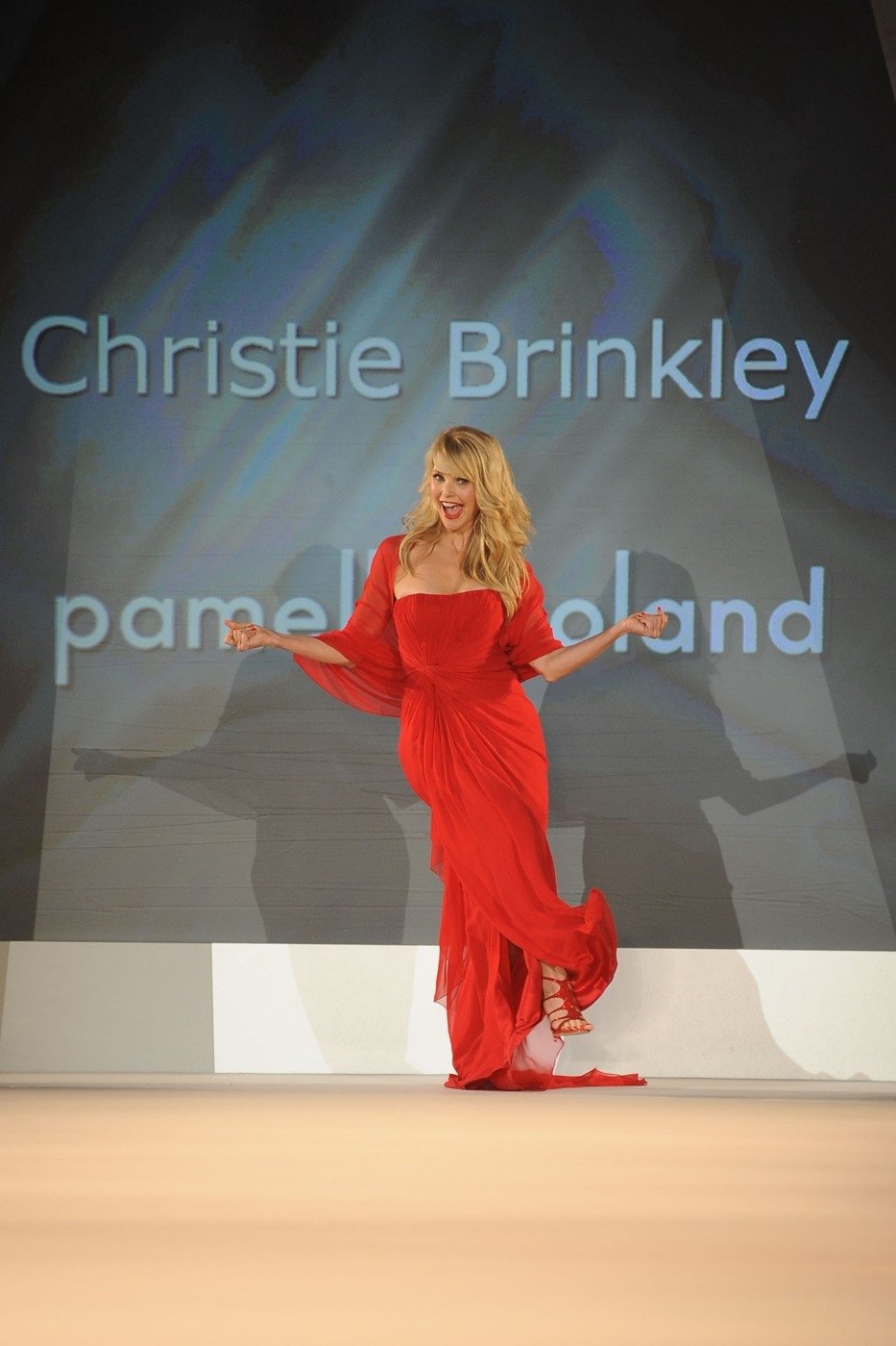 Nestárnoucí modelce Christie Brinkley (58) sexy rudé šaty z dílny Pamelly Rolland opravdu slušely. A ona si toho byla zatraceně dobře vědoma.