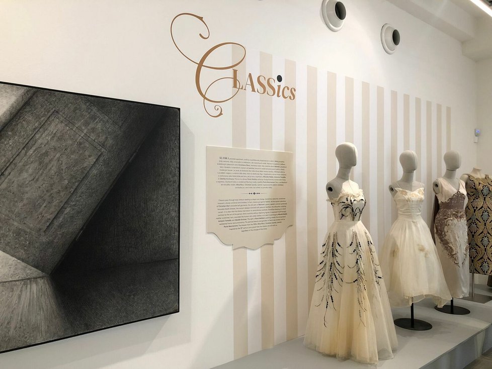 Výstava Fashion Paradox - Móda vs. Umění v Museu Kampa ukazuje kurátorský výběr šatů ze sbírky litevského módního nadšence Alexandra Vasilieva