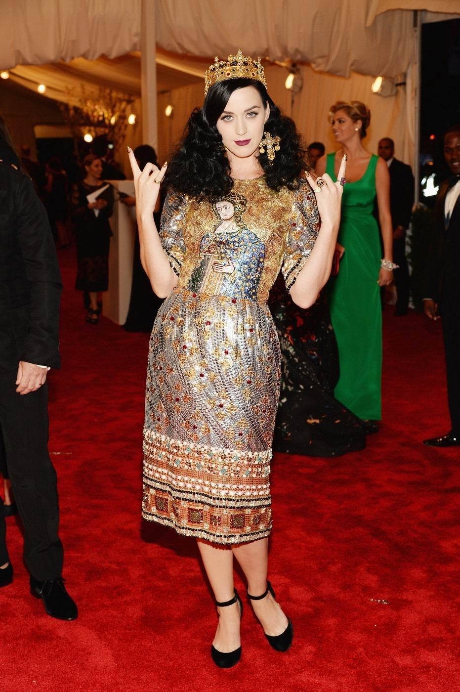 Zpěvačku Katy Perry v šatech Dolce Gabbana a zlaté koruně nikdo nepřehlédl.