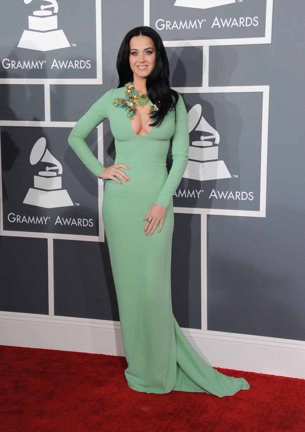 Zpěvačka Katy Perry v mentolové róbě.