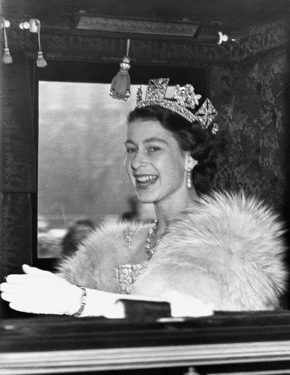1953: V luxusní peleríně a s korunou na cestě do Westminsteru