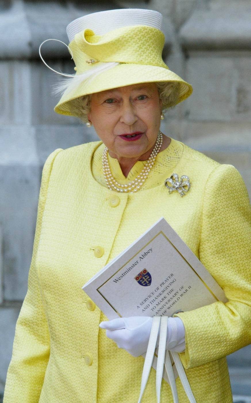 2005: Alžběta II. ve žlutém na oslavě 60. výročí konce druhé světové války.