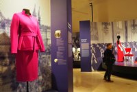 Móda a styl prvních dam! Exkluzivní výstava v Národním muzeu mapuje oblékání prezidentských poloviček