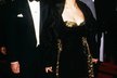 Retro na závěr: Nezapomenutelně podivná róba Demi Moore na Oscarech 1989.