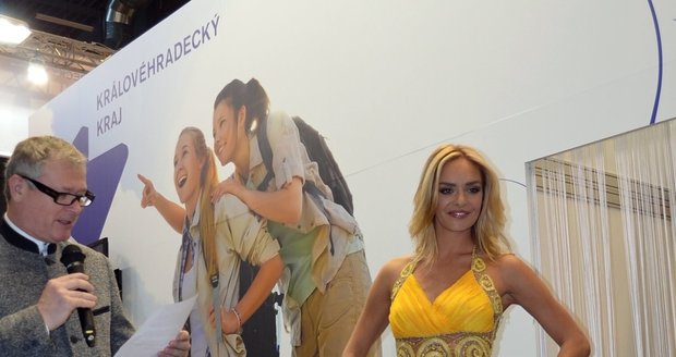 Taťána Kuchařová se na veletrzích GO a Regiontour v Brně blýskla ve žlutých šatech ze světové výstavy Expo, na nichž nechybí proslulá krajka z Vamberka.