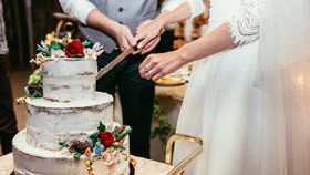 100 let módy: Jak se změnily svatební dorty?