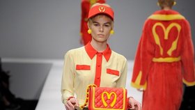 Značka Moschino předvedla na milánském fashion weeku opravdovou pecku.