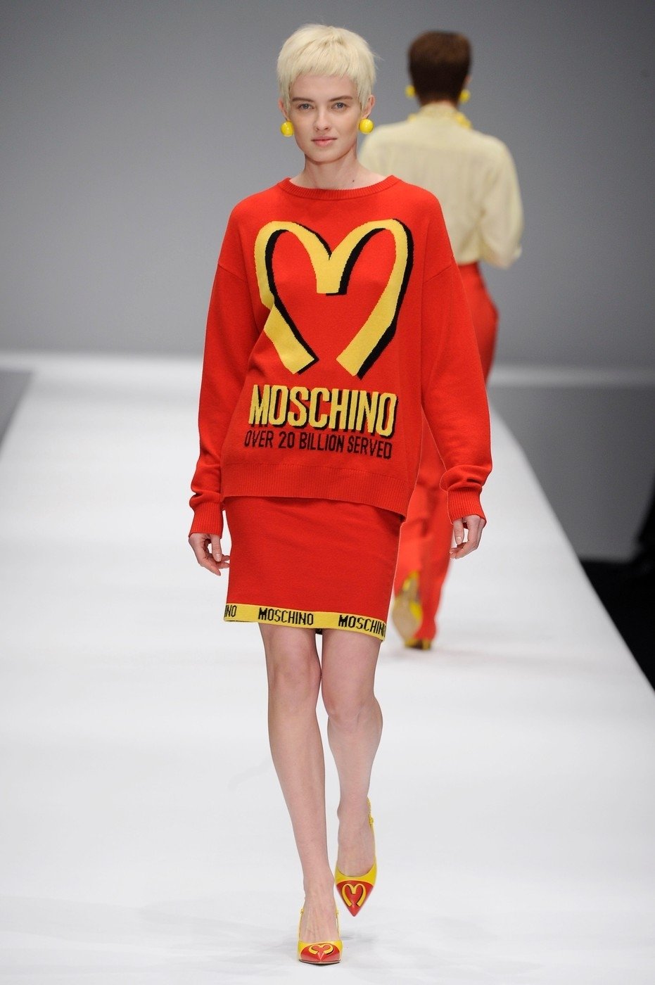 Značka Moschino předvedla na milánském fashion weeku opravdovou pecku