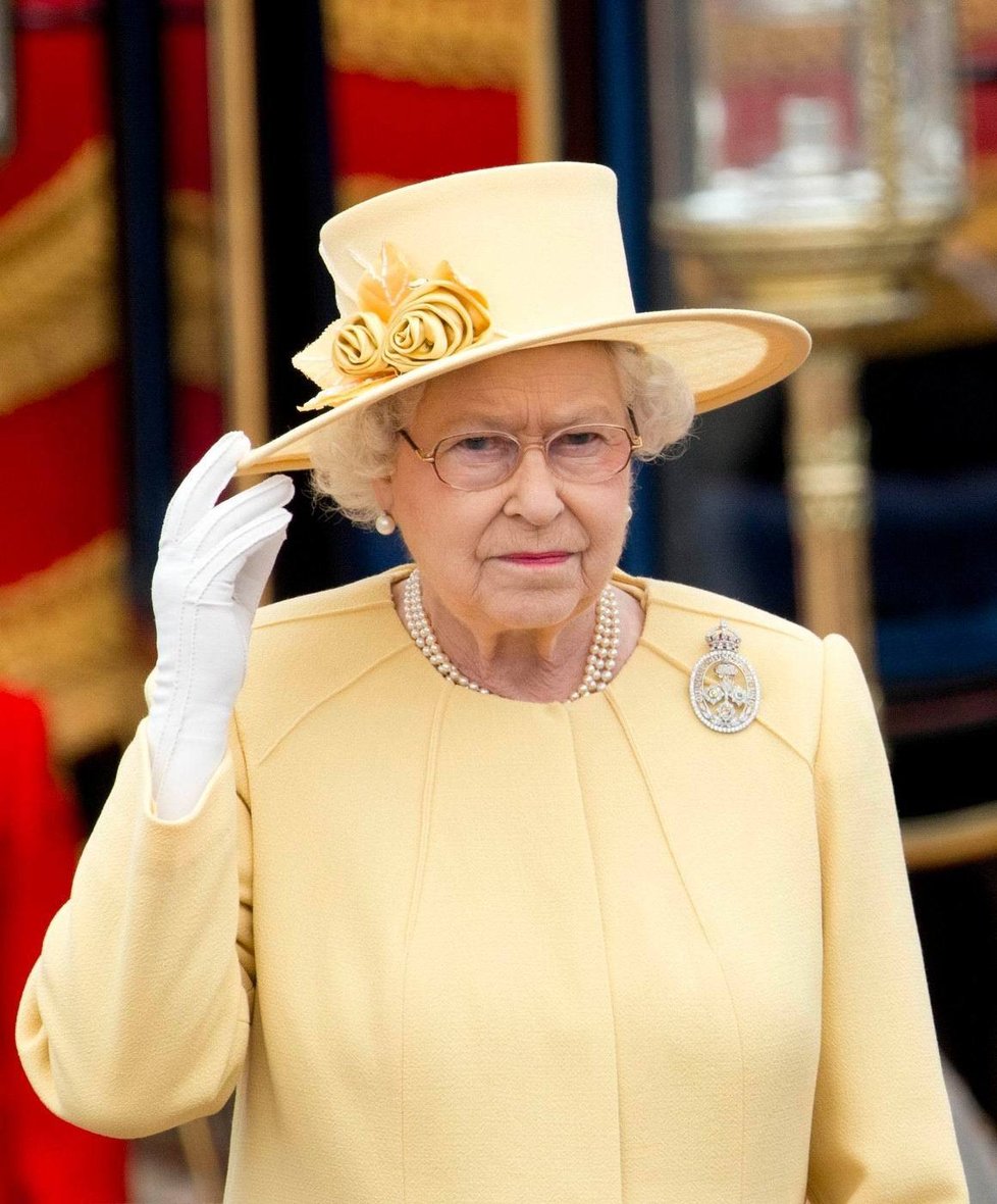 Pro královnu Alžbětu II. jsou barevné kostýmky uniformou...