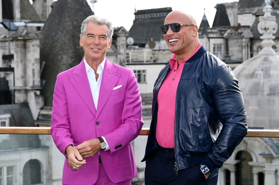 Dwayne Johnson a Pierce Brosnan