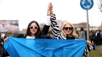 Ukrajina hoří, módní svět mlčí. Opravdu teď máme řešit něčí hadříky?