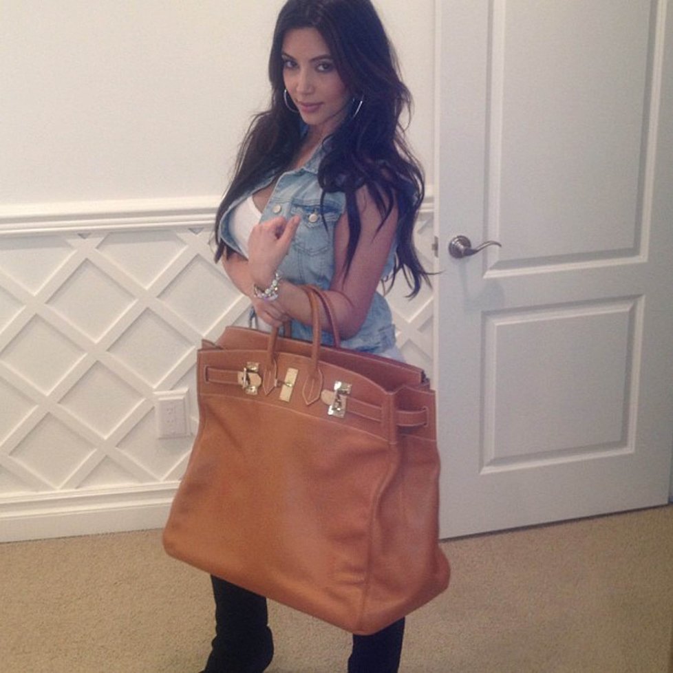 Kim Kardashian se maskuje velkou kabelkou.