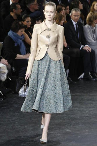 Letošní podzim a zima skloňují ženskost ve všech pádech a podobách. Zn. Louis Vuitton nabízí nejen mini, ale i objemně zvonové sukně ve stylu 50. let v kontrastu kombinované s útlými živůtky či sáčky.