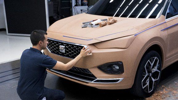 Jak vzniká model auta? Na jedno sedmimístné SUV je spotřebováno 5000 kg hlíny