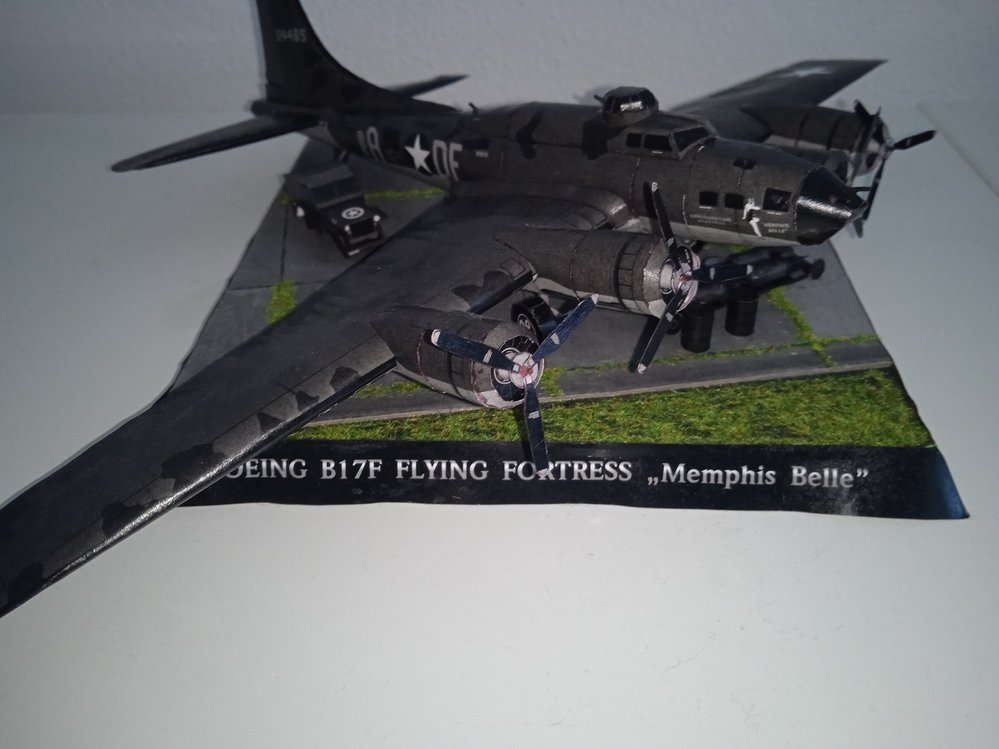 Papírový model letounu Boeing B-17 F Flying Fortress „Memphis Belle“ přihlásil do soutěže Jakub Váňa