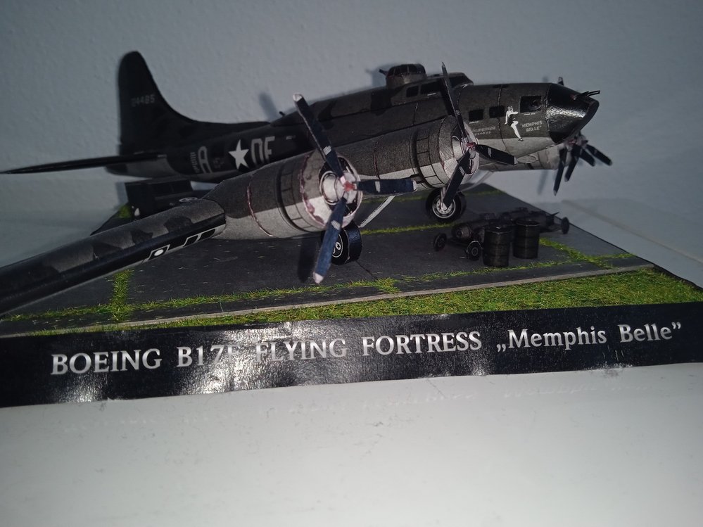 Papírový model letounu Boeing B-17 F Flying Fortress „Memphis Belle“ přihlásil do soutěže Jakub Váňa