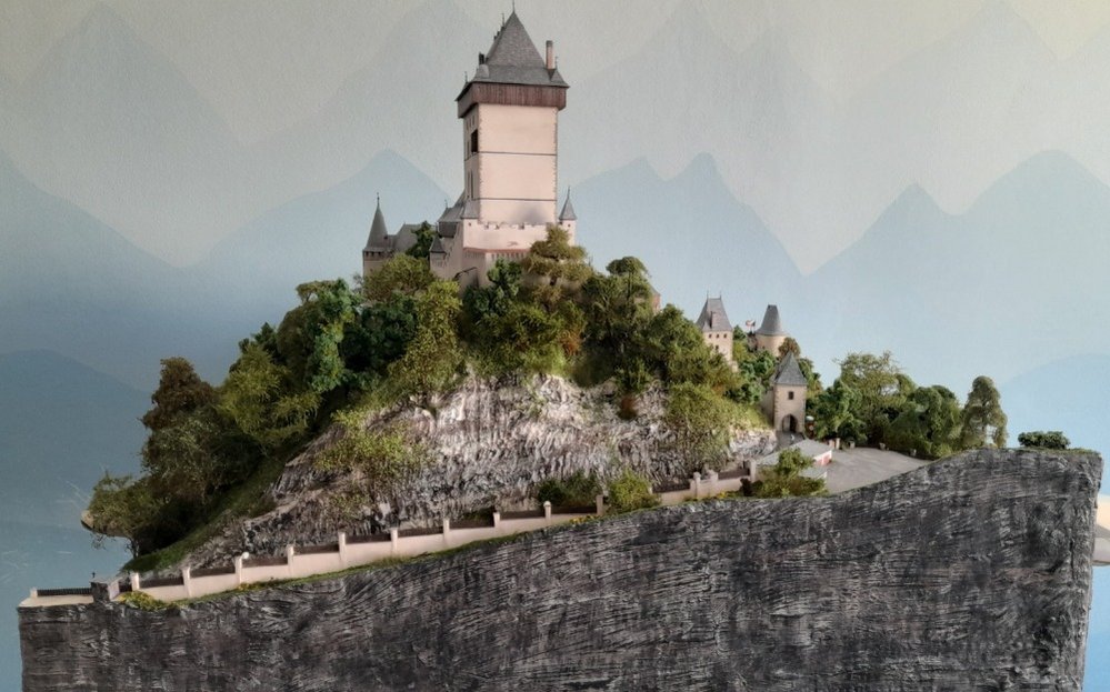 Papírový model hradu Karlštejn přihlásil do soutěže Jan Sýkora