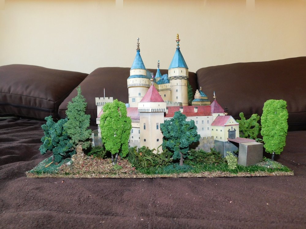 Papírový model Bojnickeho zámku přihlásil do soutěže Jozef Dechet