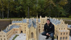 Tomáš Slifka u modelu zámku Lednice v parku Boheminium.
