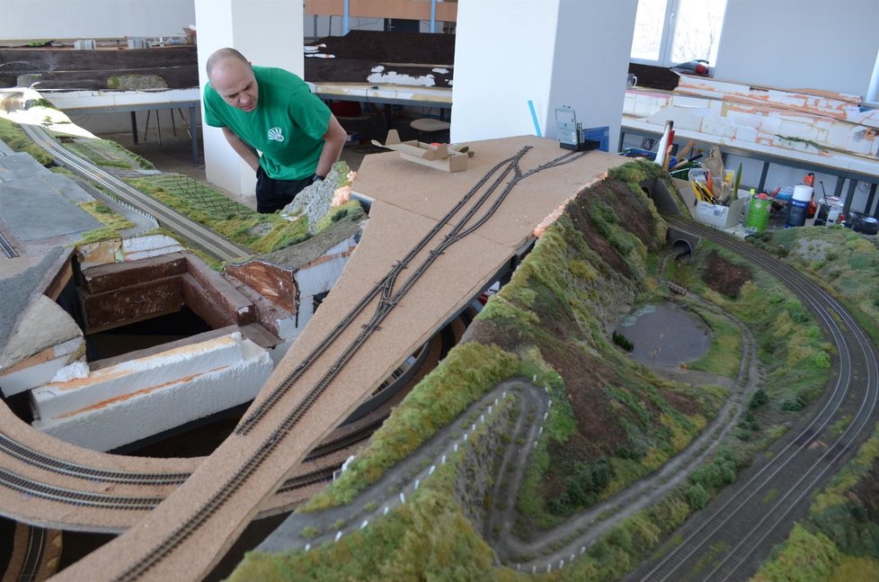 Modelář a nadšenec Radim Strnadel ukazuje tu část trati, která už je těsně před dokončením.