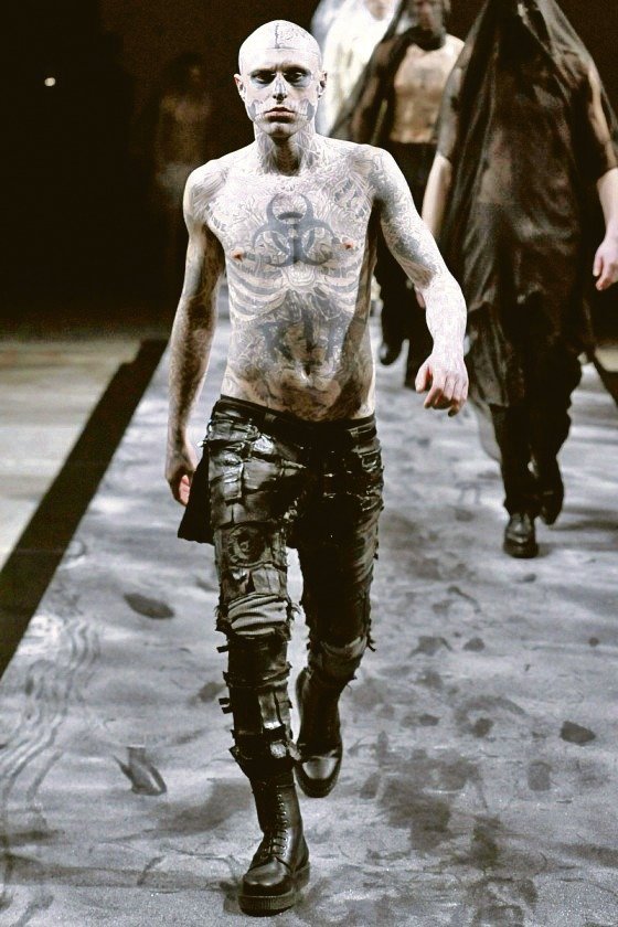 Rick Genest neboli Zombie boy se proslavil svým potetovaným tělem v reklamě na krycí make-up