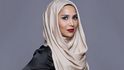 Anglická muslimská modelka Amena Khanová