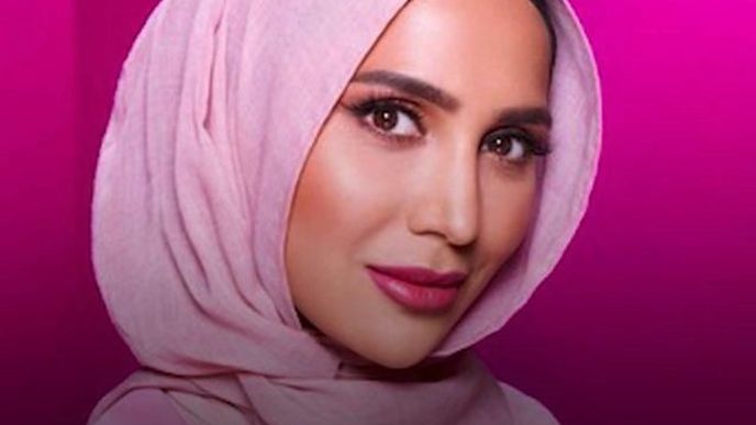 Anglická muslimská modelka Amena Khanová