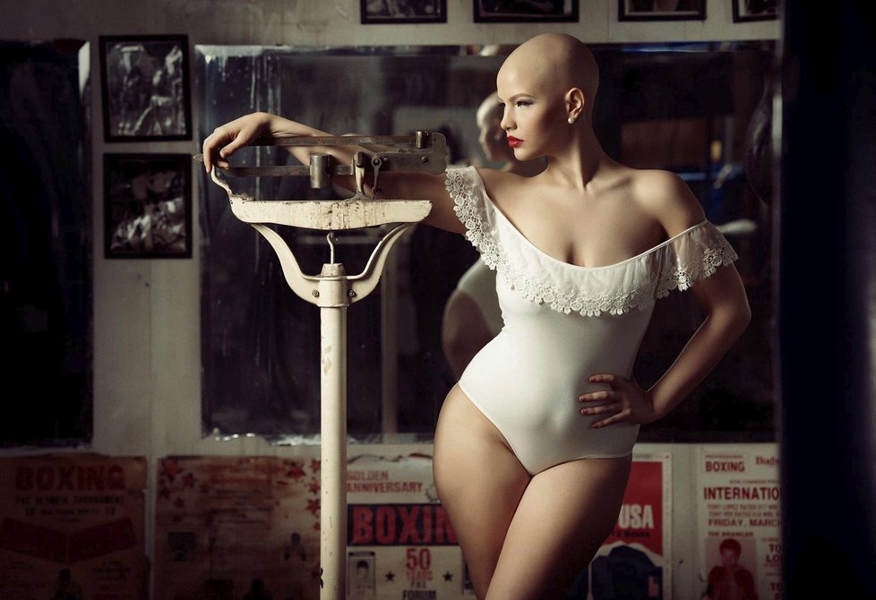 Elly Maydayová se stala modelkou i přesto, že musela podstoupit chemoterapii. 