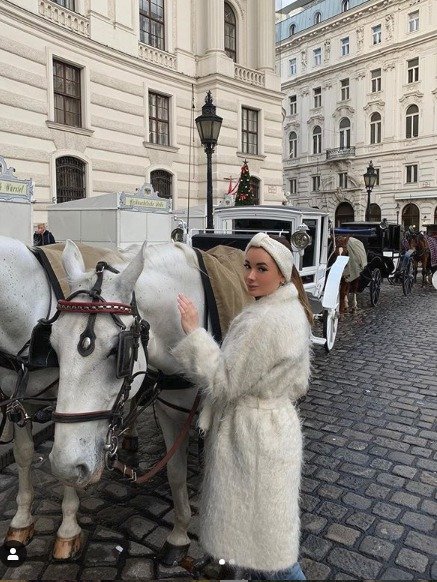 Brutální vražda královny krásy: Tělo modelky, kterou přirovnávají k Audrey Hepburnové, našli s podříznutým krkem nacpané v kufru!