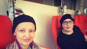 Karolína (vpravo) na chemoterapii s kamarádkou Andreou