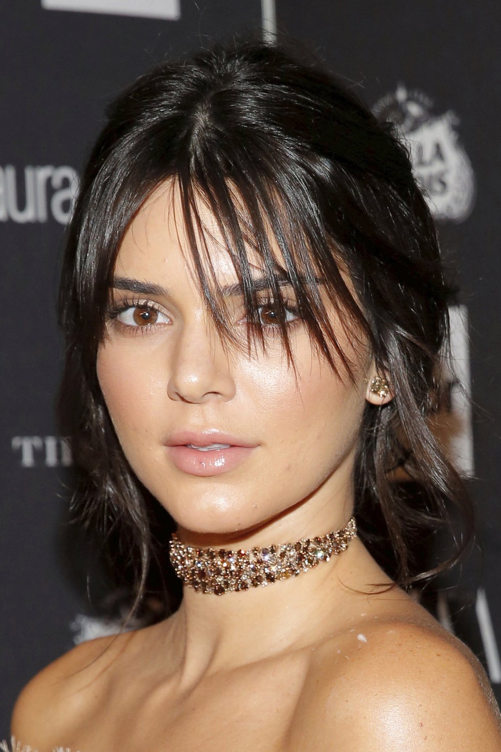 Kendall Jenner je úspěšnou modelkou a bezchybná pleť je pro ni samozřejmostí. Její tajnou zbraní je jedlá soda. Smíchá půl lžičky sody a půl lžičky citronové šťávy a medu. Tuto směs poté nanáší na problematická místa pleti. A je po pupínku...