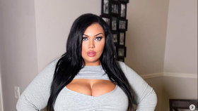 Plus size modelka Alex Aspasia