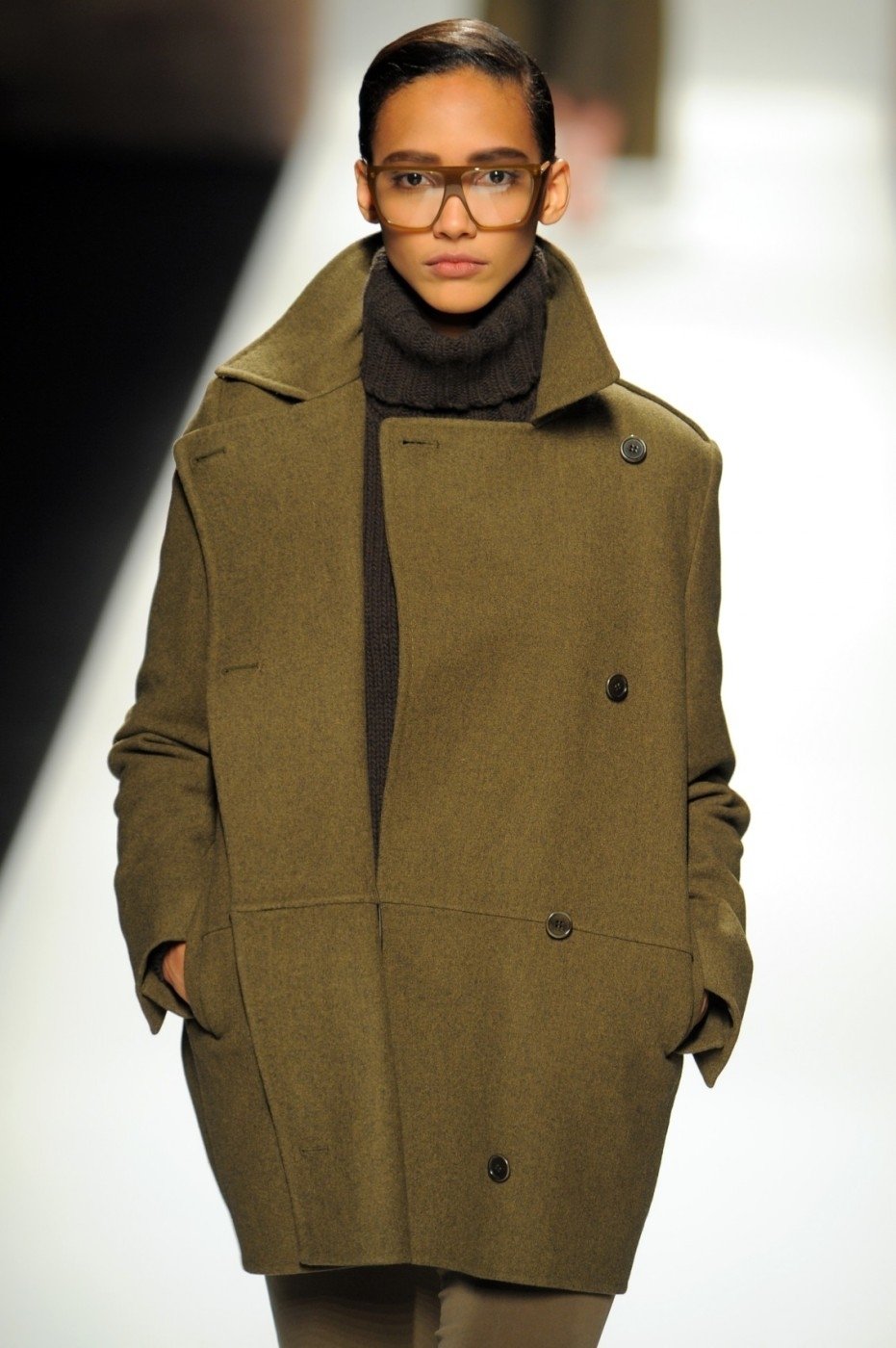 Vojenskému stylu sluší trend &#34;oversize&#34; Max Mara, podzim-zima 2012.