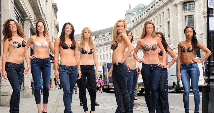 Modelky ukázaly, že procházka Londýnem může být zatraceně sexy