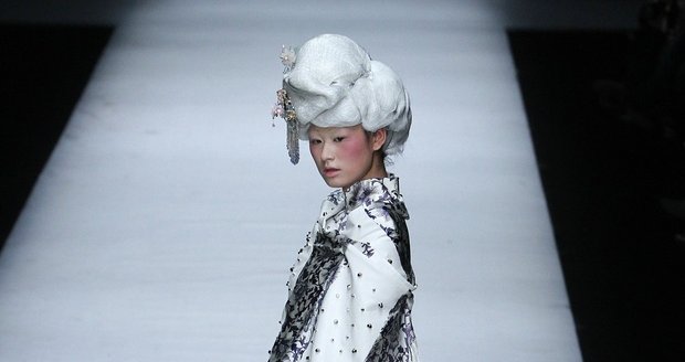 Modelka na čínském Fashion weeku se držela statečně celkem dlouho.