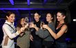 Modelky vyrazily na drink: zleva Jana Doležalová, Denisa Pfauserová, Aneta Vignerová, Andrea Bezděková a Markéta Smílková