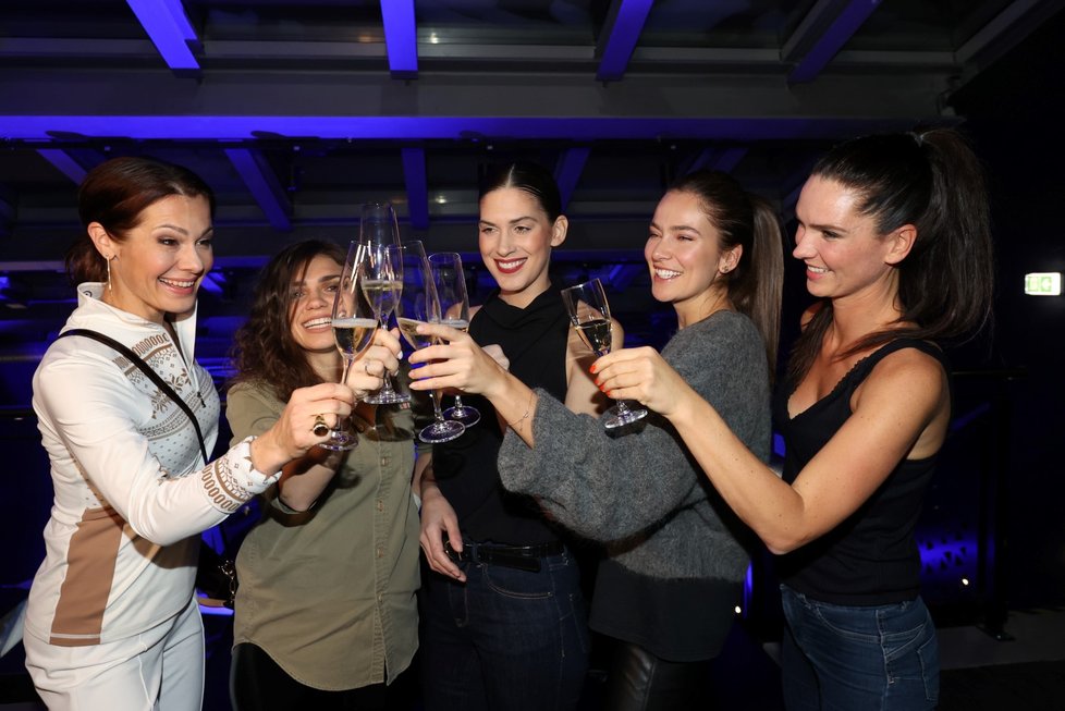 Modelky vyrazily na drink: zleva Jana Doležalová, Denisa Pfauserová, Aneta Vignerová, Andrea Bezděková a Markéta Smílková.