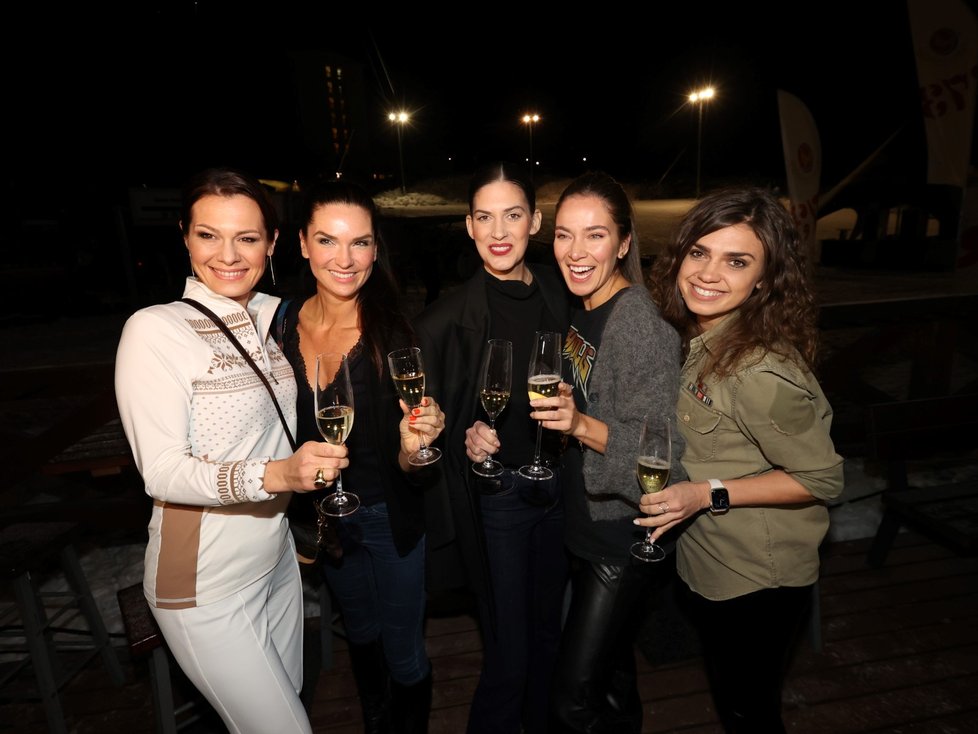 Modelky vyrazily na drink: Jana Doležalová, Markéta Smílková, Aneta Vignerová, Andrea Bezděková a Denisa Pfauserová.