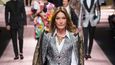 Carla Bruni (v té době 50) na přehlídce Dolce Gabbana jaro/léto 2019