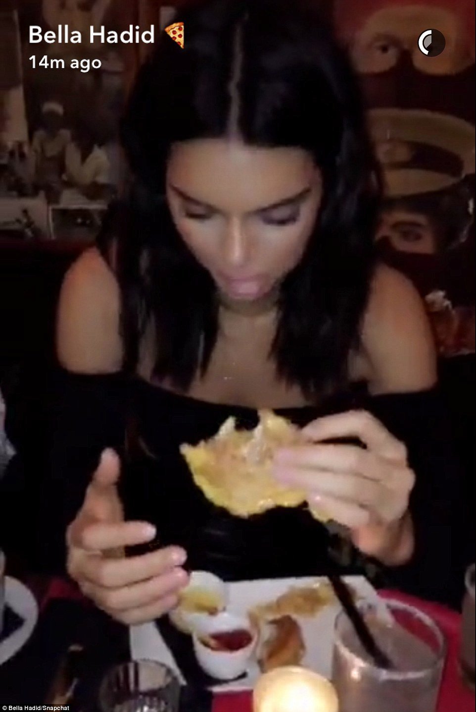Hubeňoučká Kendall Jenner (21) se láduje hamburgerem. 