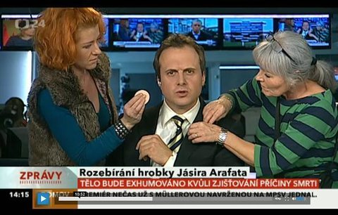 Trapas v České televizi: Na moderátora se vrhly maskérky v přímém přenosu