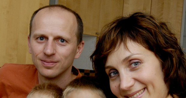 Ester Janečková se svým manželem Zdeňkěm, starším synem Krištofem a mladším Cyrilem.