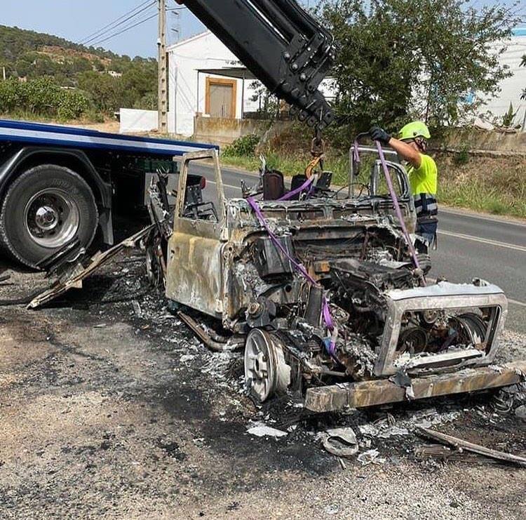 Thomasovi Andersovi zhořelo auto
