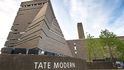 Galerie Tate modern se nachází v budově bývalé elektrárny na břehu Temže v Londýně. V roce 2017 však došlo k rozšíření už tak dost velkého komplexu. Tate Modern Blavatnik Building svou výšku směle konkuruje okolním věžákům a poskytuje dostatek výstavního prostoru.