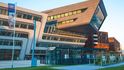 Knihovna a studijní centrum je součástí nového kampusu vídeňské Ekonomické univerzity. Budova byla navržena architektkou íránského původu Zahou Hadid. Stěny jsou nakloněné v úhlu 35 stupňů, jak je pro autorku typické.