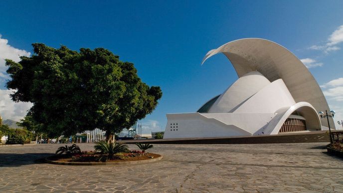 Koncertní síň na Tenerife je příklad postmodeního stylu. Navrhnuta byla architektem Santiago Calatrava.