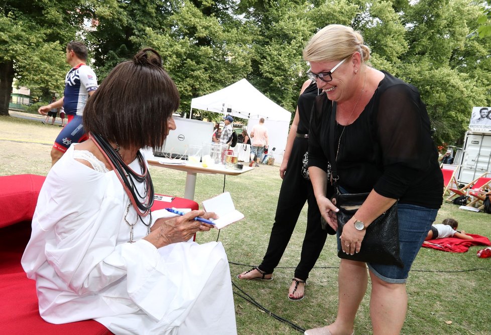 Františka Čížková hodnotila kolemjdoucí návštěvníky festivalu ve Varech ve Smetanových sadech. 