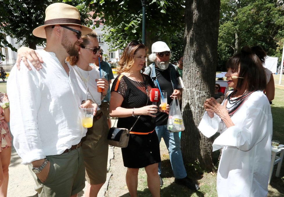 Františka Čížková hodnotila kolemjdoucí návštěvníky festivalu ve Varech ve Smetanových sadech.