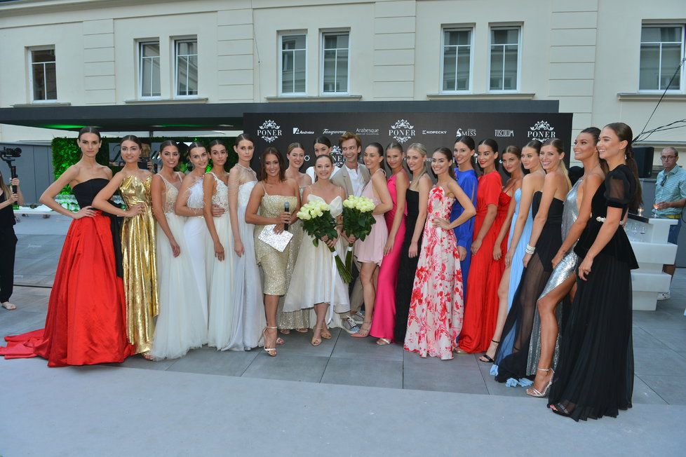 Finalistky České Miss jako modelky přehlídky Poner