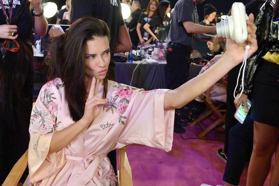 Adriana Lima v zákulisí velkolepé módní přehlídky Victoria&#39;s Secret v Šanghaji